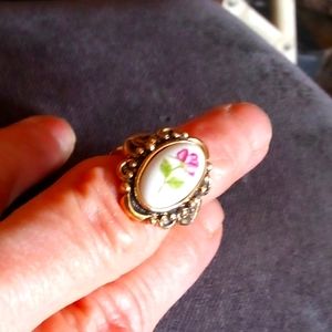 Gorgeous gold ring with a white stone and rose designs Size 6